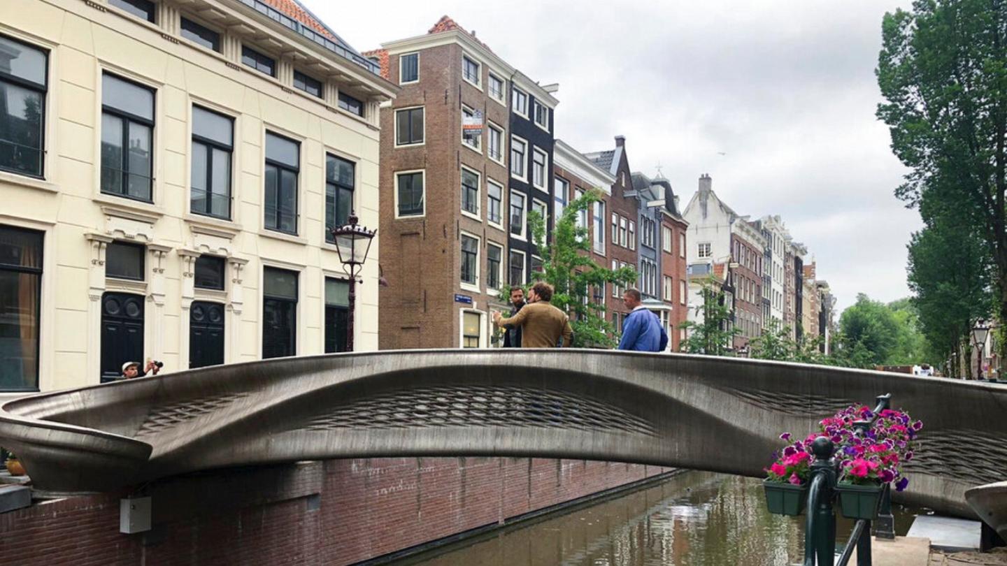 اولین پل فولادی چاپ سه بعدی جهان در آمستردام افتتاح شد